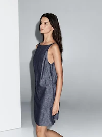 Short dress with low-cut back