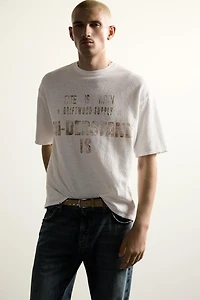 T-SHIRT EN MAILLE À IMPRIMÉ DÉLAV