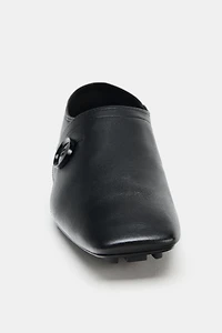 CHAUSSURES PLATES EN CUIR À BOUTON