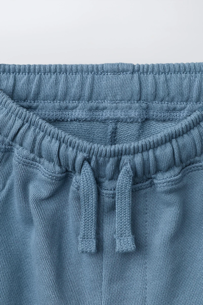 PANTALON BARREL EN MOLLETON AVEC ÉTIQUETTE