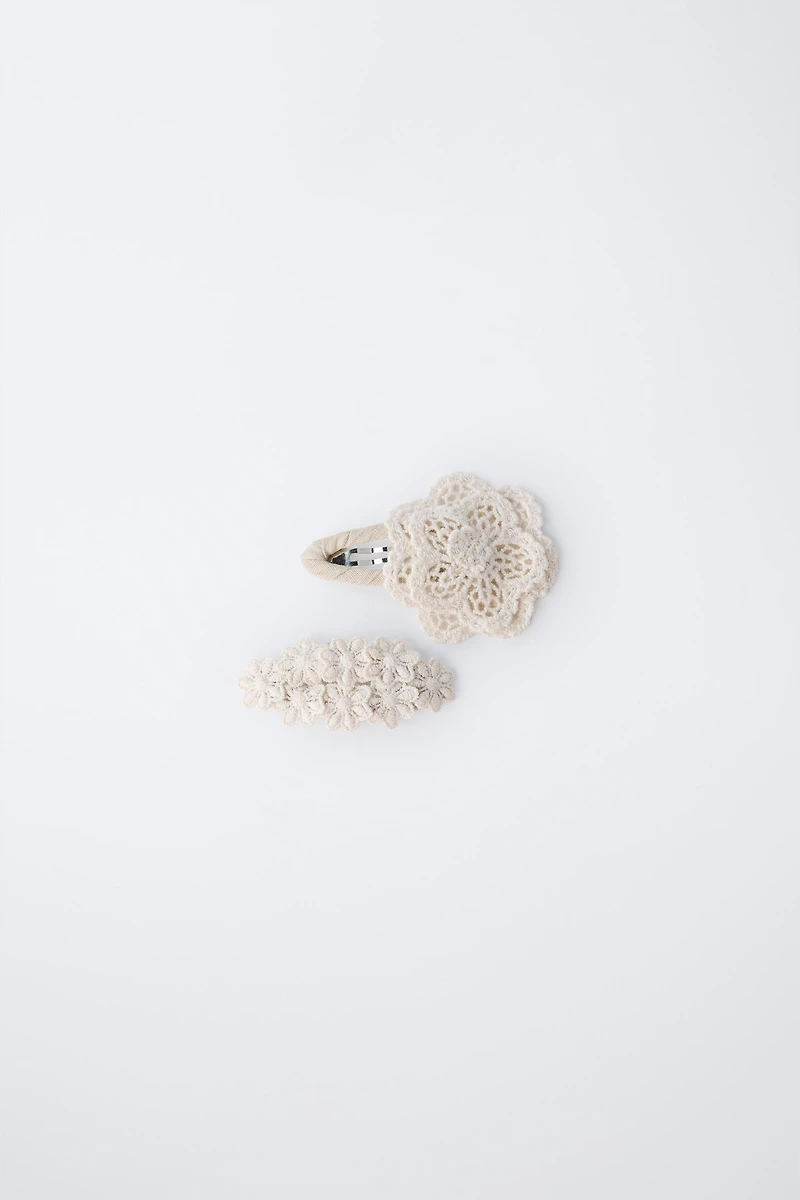 LOT DE DEUX PINCES À FLEURS EN CROCHET