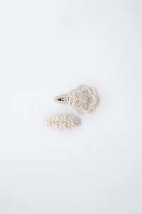 LOT DE DEUX PINCES À FLEURS EN CROCHET