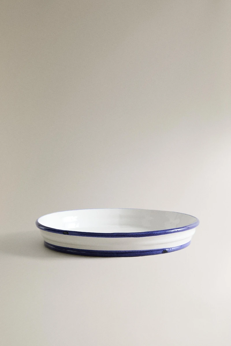 STONEWARE SERVING DISH WITH CONTRASTING RIM