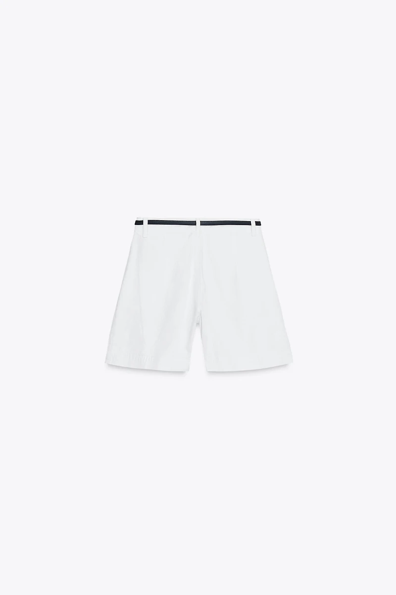 SHORT Z1975 EN JEAN À PINCES ET CEINTURE