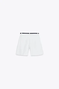 SHORT Z1975 EN JEAN À PINCES ET CEINTURE