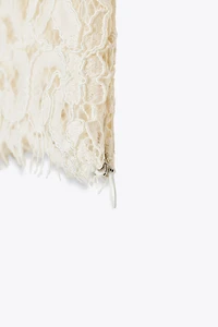 EMBROIDERED CROPPED TOP