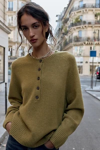 PULL EN MAILLE À BOUTONS