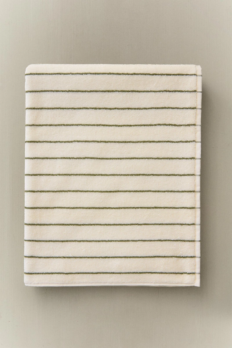 BATH TOWEL WITH CONTRAST STRIPES