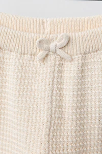 PANTALON TEXTURÉ À FLEURS BRODÉES ET DENTELLE