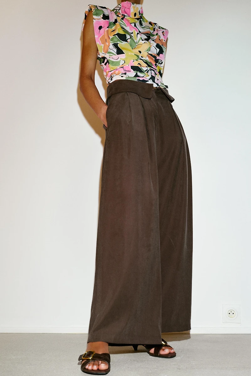 PANTALON À PINCES AVEC TAILLE REVERS