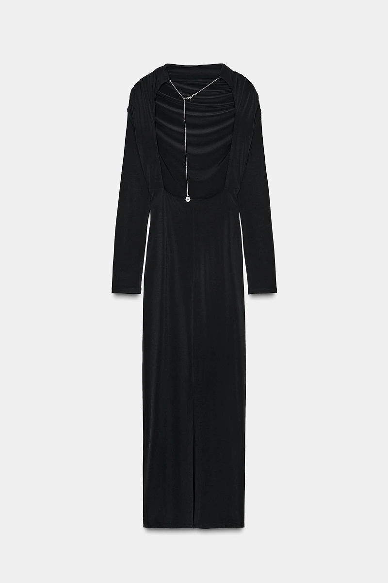 ROBE MI-LONGUE DRAPÉE ET BIJOUX DOS