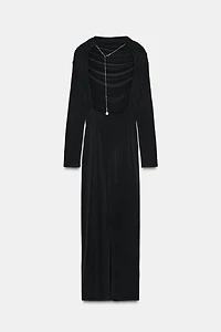 ROBE MI-LONGUE DRAPÉE ET BIJOUX DOS