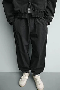 PANTALON JOGGER TECHNIQUE À BANDES CONTRASTE