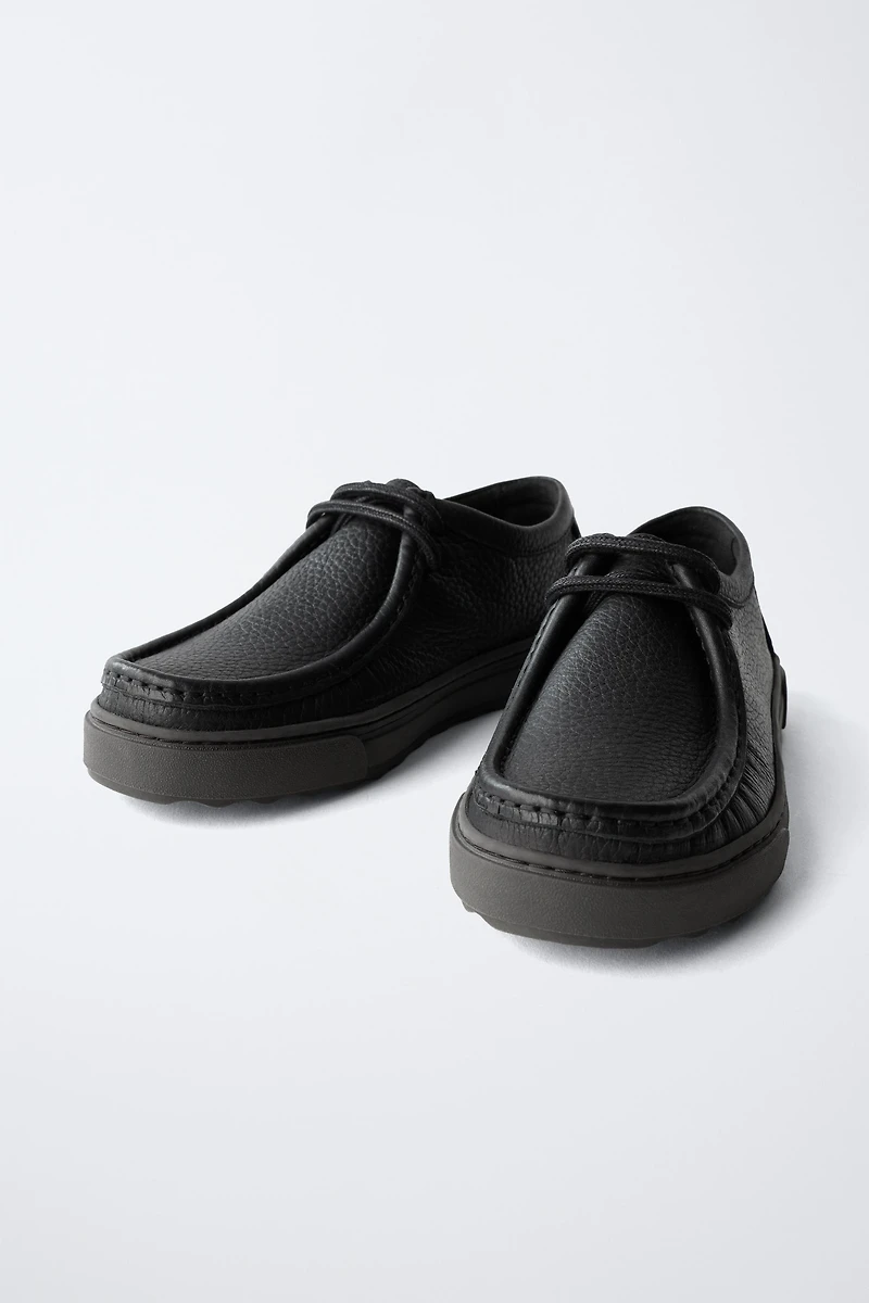 CHAUSSURES EN CUIR AVEC LISERÉ