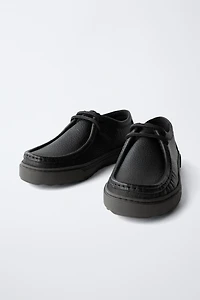 CHAUSSURES EN CUIR AVEC LISERÉ