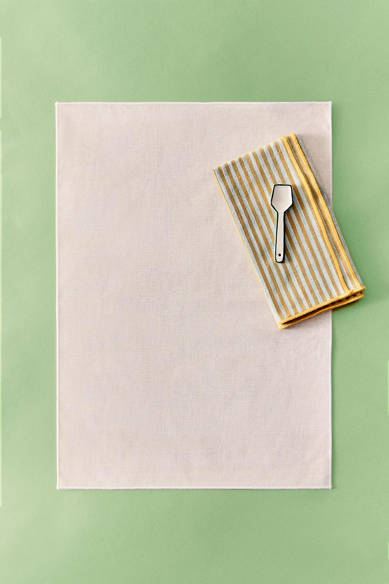 RESIN-COATED OVERLOCK PLACEMAT