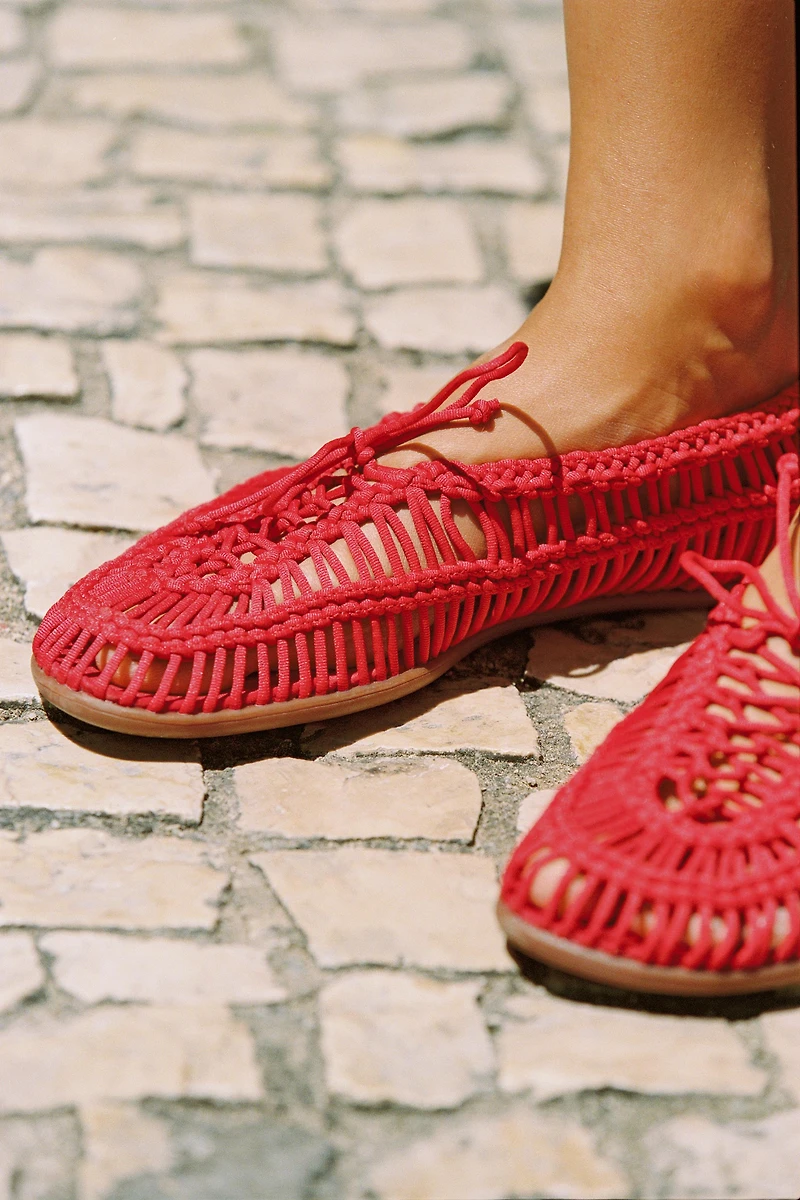 CHAUSSURES TRESSÉES À CORDONS