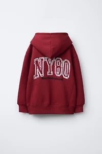 SWEAT À CAPUCHE AVEC INSCRIPTION EN RELIEF