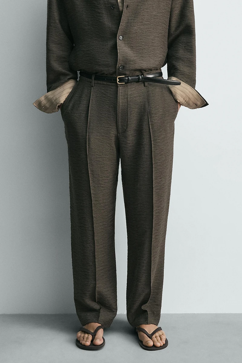 FLOWY TEXTURED PLEATED PANTS