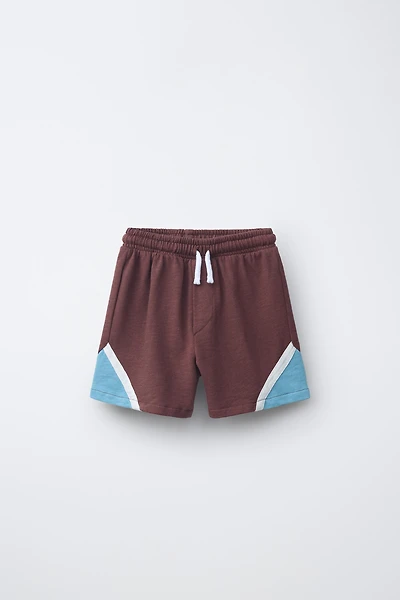 SHORT EN MOLLETON AVEC DÉCOUPES