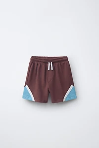 SHORT EN MOLLETON AVEC DÉCOUPES