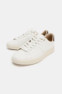 BASKETS AVEC DÉTAIL AU TALON