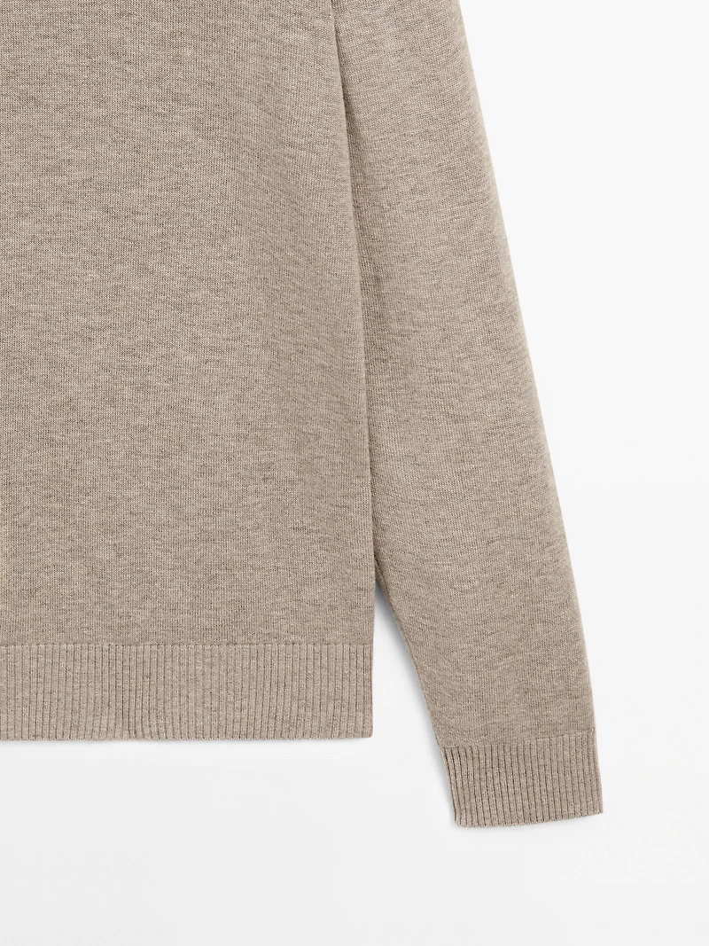 Crew neck knit sweater