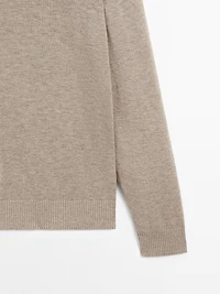 Crew neck knit sweater