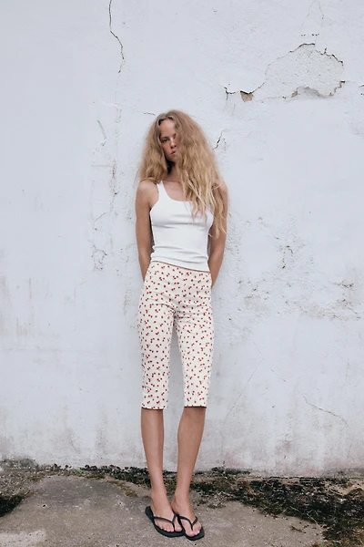 STRAWBERRY PRINT CAPRI PANTS