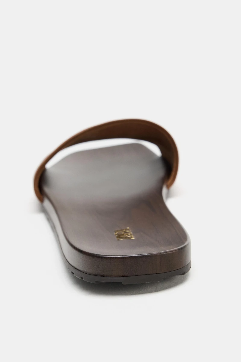 SOFT LEATHER FLAT SANDALS