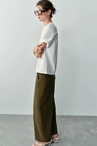 EMBOSSED BOW T-SHIRT