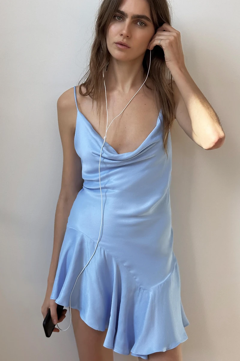 ROBE COURTE SATINÉE BAS ASYMÉTRIQUE