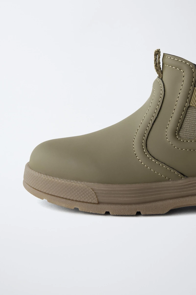 RUBBERIZED BOOTS