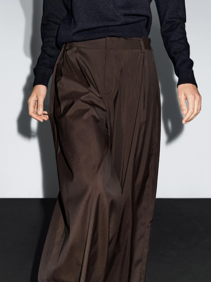 Flowing trousers with darts