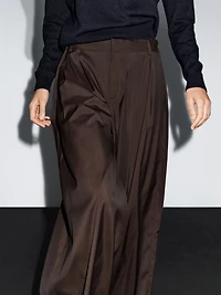 Flowing trousers with darts