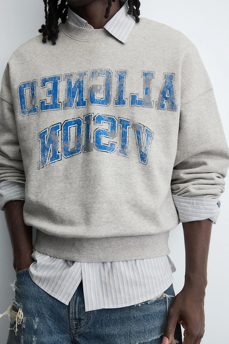 VARSITY PRINT CREWNECK SWEATSHIRT