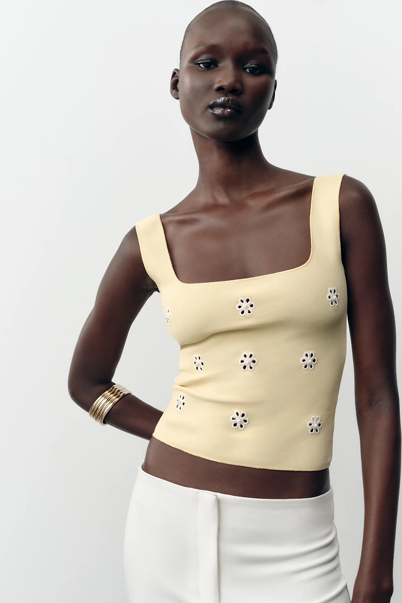 FLORAL EMBROIDERED STRETCH TOP