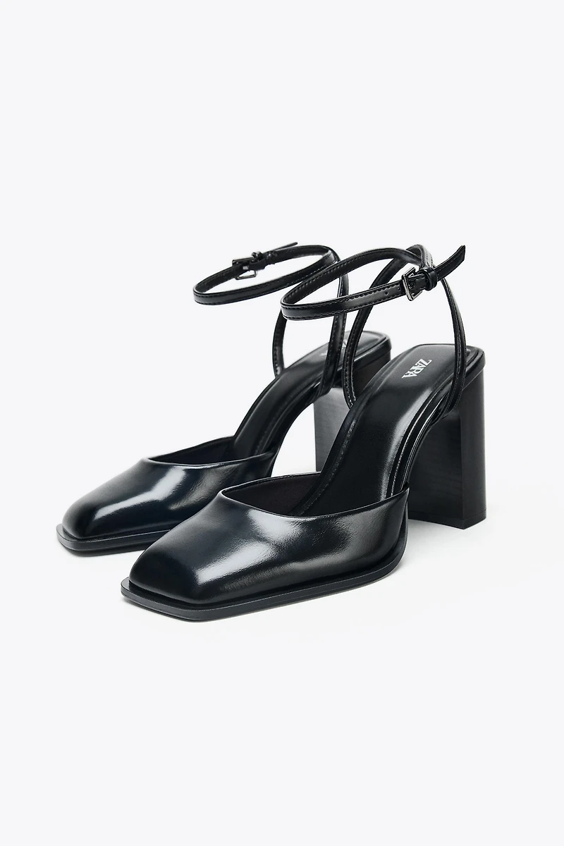 CHAUSSURES OUVERTES À BOUT CARRÉ ET TALONS