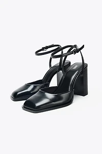 CHAUSSURES OUVERTES À BOUT CARRÉ ET TALONS
