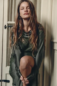 ROBE SATINÉE AVEC DENTELLE ET MANCHES CHAUVE-SOURIS