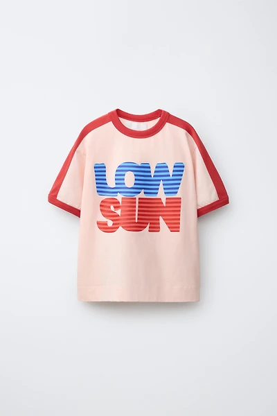 CONTRASTING TRIM TEXT T-SHIRT