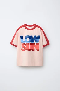 CONTRASTING TRIM TEXT T-SHIRT
