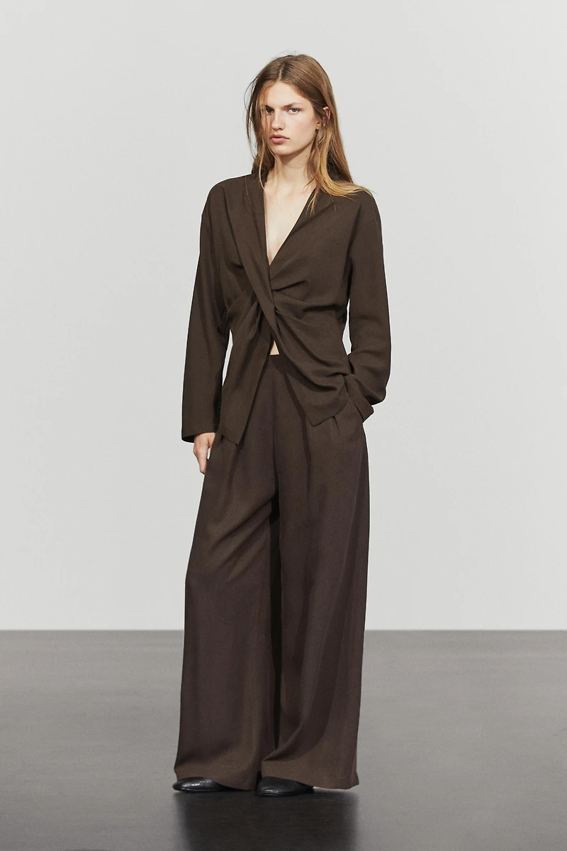 Flowing wide-leg pants with dart detail