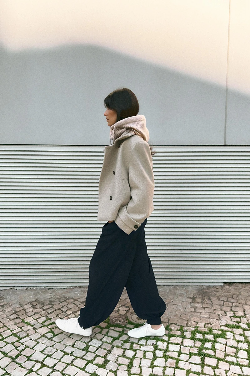 MANTEAU COURT À COL MONTANT