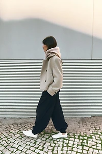 MANTEAU COURT À COL MONTANT