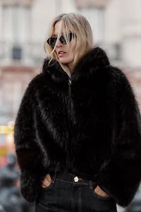 VESTE À CAPUCHE EFFET FOURRURE