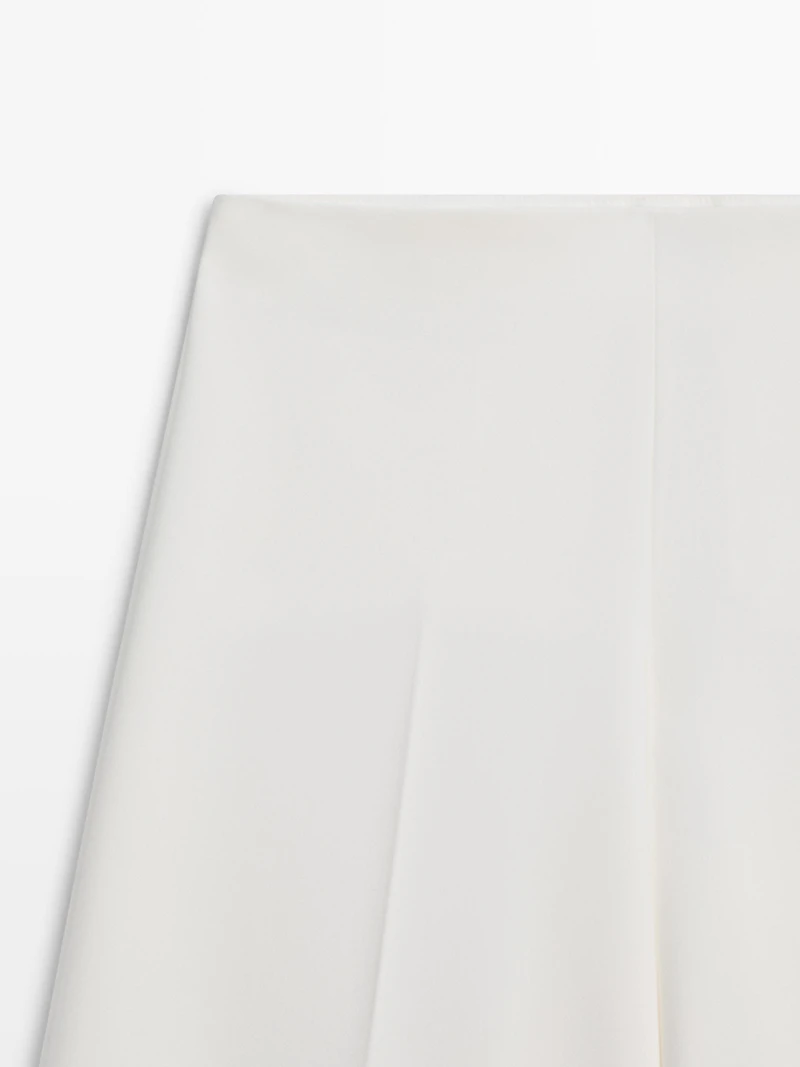 Wide-leg voluminous trousers