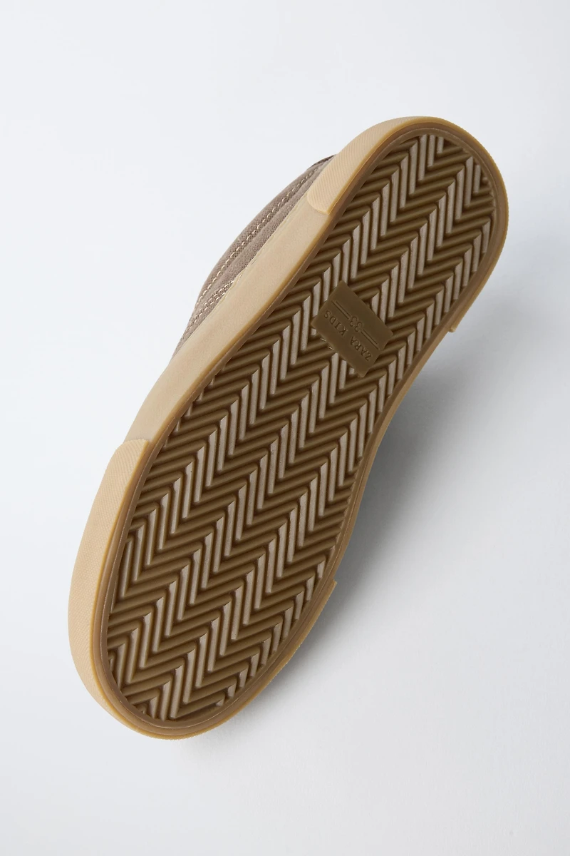 TENNIS À LACETS