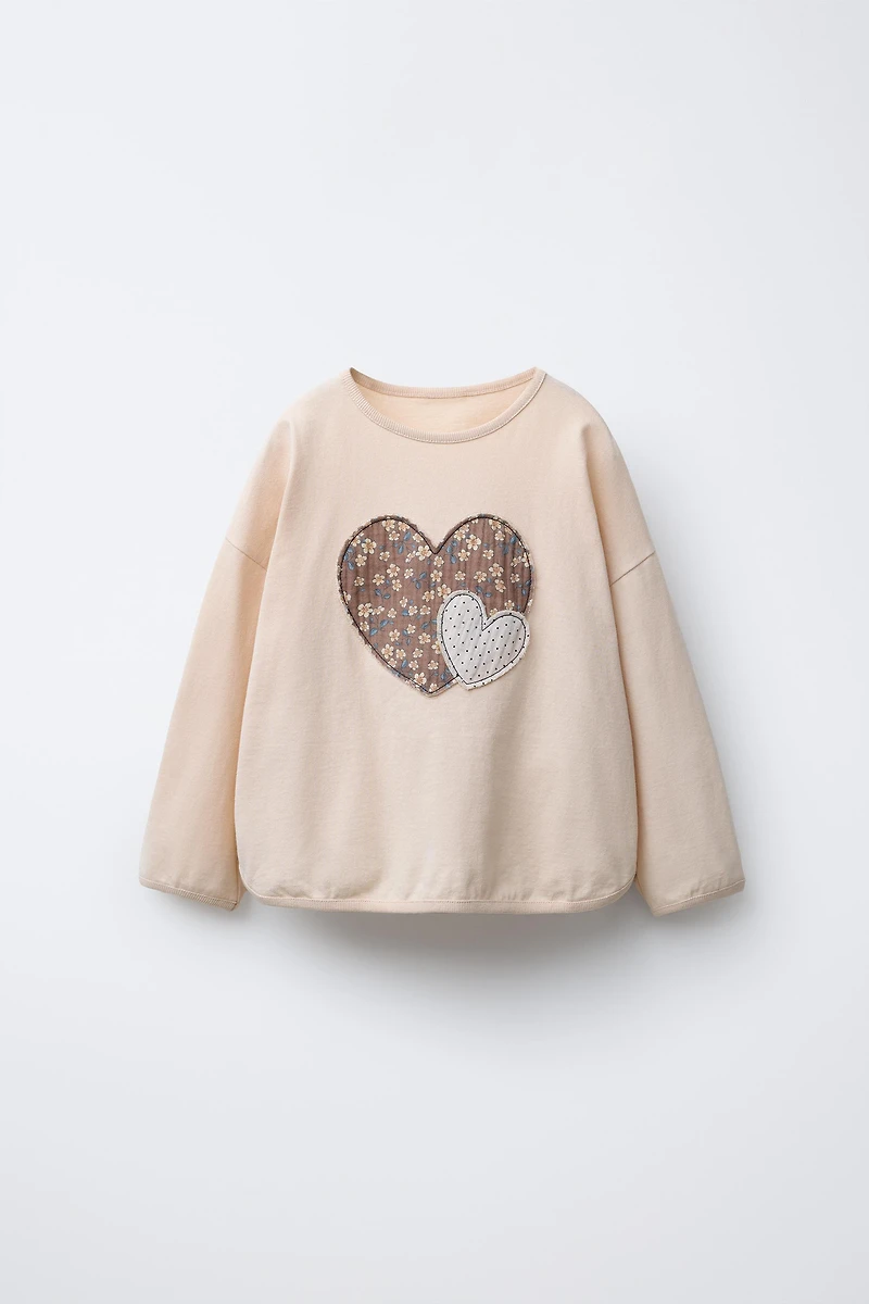 T-SHIRT AVEC INSCRIPTION ET PIÈCES