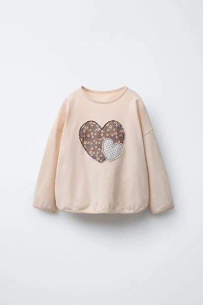 T-SHIRT AVEC INSCRIPTION ET PIÈCES